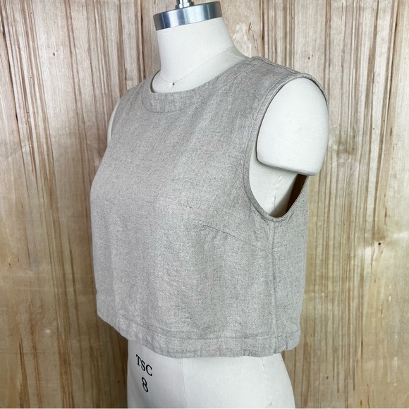 Linen Button Back Shell Top - Picture 2 of 4